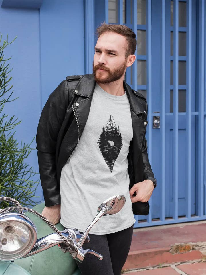 ULTRABASIC - T-shirt imprimé graphique en forme d'ours forestier pour homme, bordeaux pour la vente par ULTRABASIC