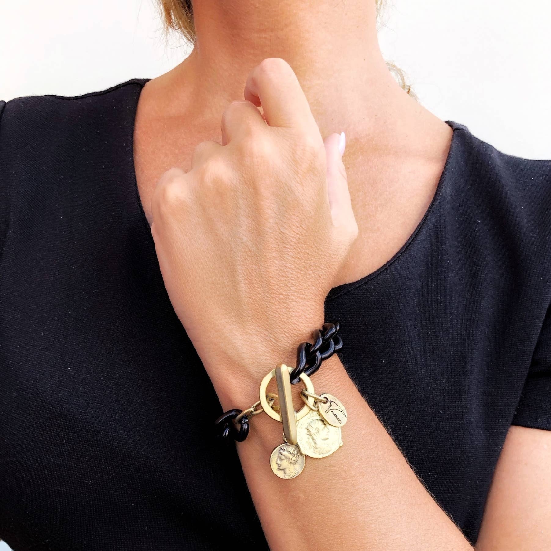 Gloria Mago – Großhandel Armband mit Charms/Anhängern – Schwarzes Kettenarmband mit zentralem Verschluss und Charms2