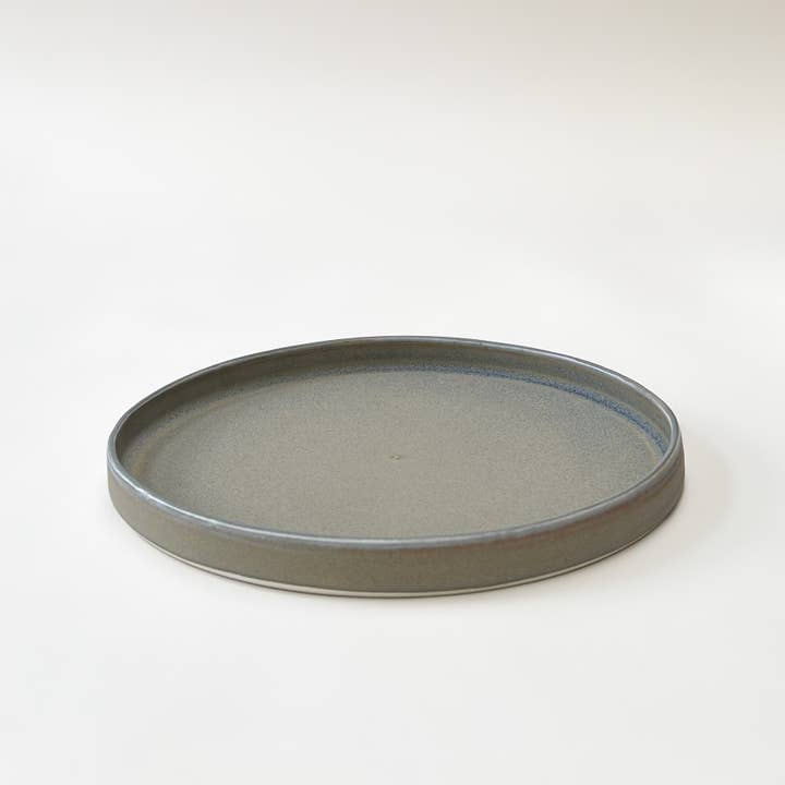 Assiette à dîner L (28 cm), droite, grise pour la vente par Mihaly Herczeg Ceramics