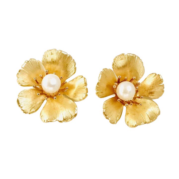 Puces d'oreilles petites fleurs dorées avec perle The Pink Reef pour la vente par The Pink Reef