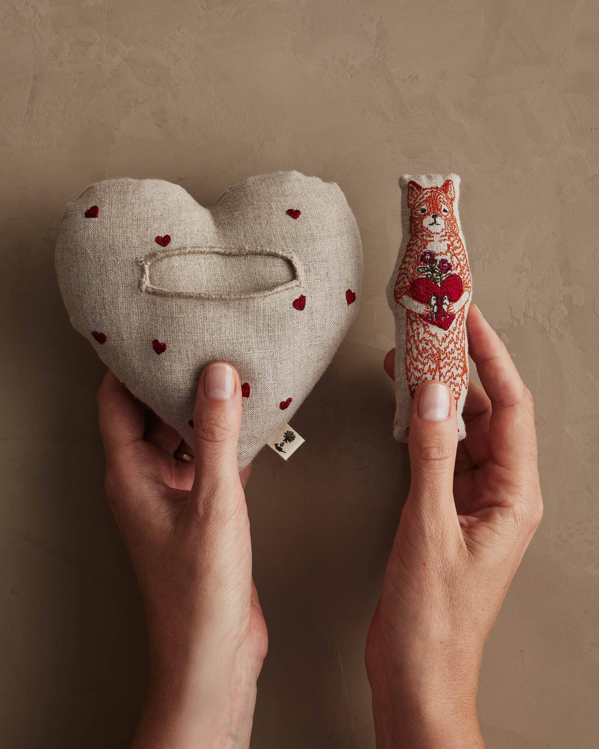 Coral & Tusk – wholesale Decorative tabletop object – Fox Heart Pocket Valentine4