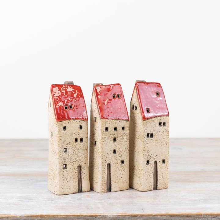 Gainsborough Giftware x Portland Living – wholesale Christmas decoration – 3/a Red Rustic LED Houses1