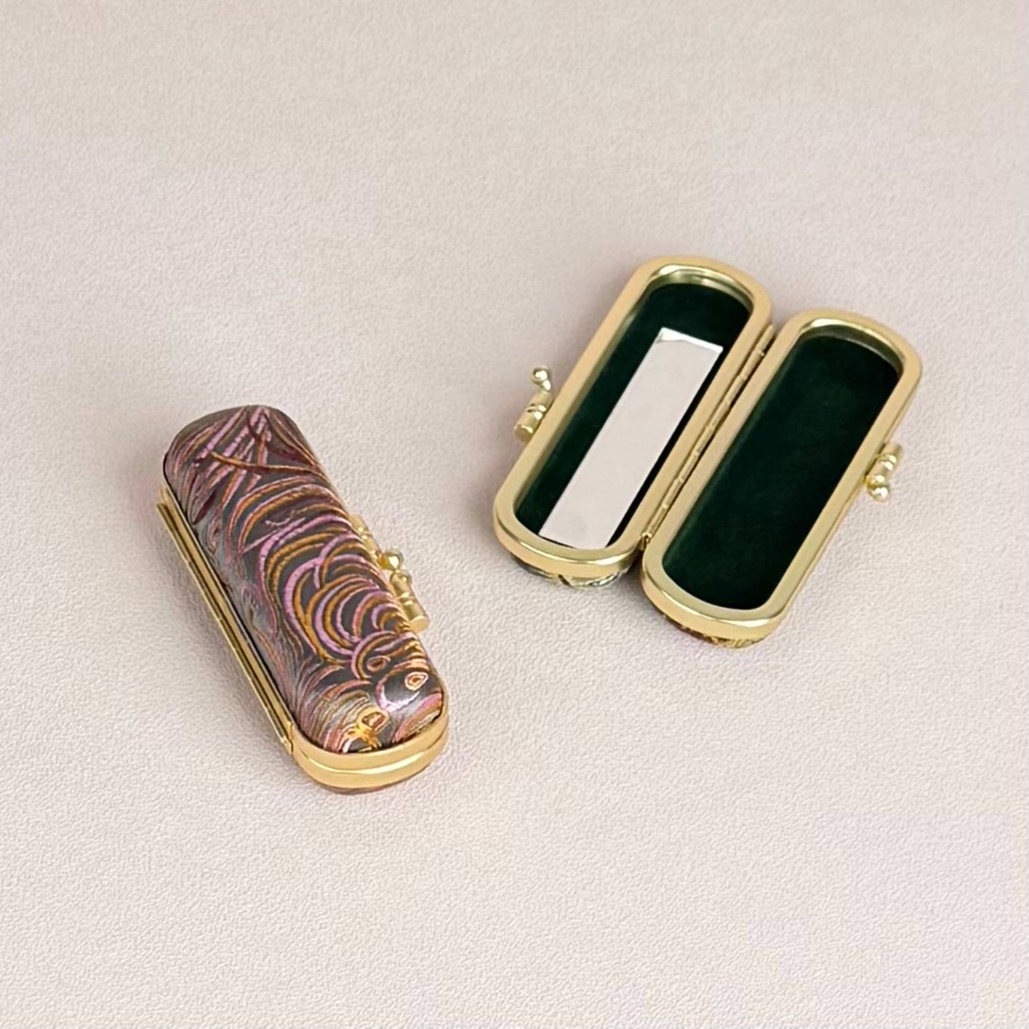 Cathayana – Großhandel Lippenbalsam-Case/Anhänger – Pfauenbrokat-Lippenstifthülle mit Spiegel4