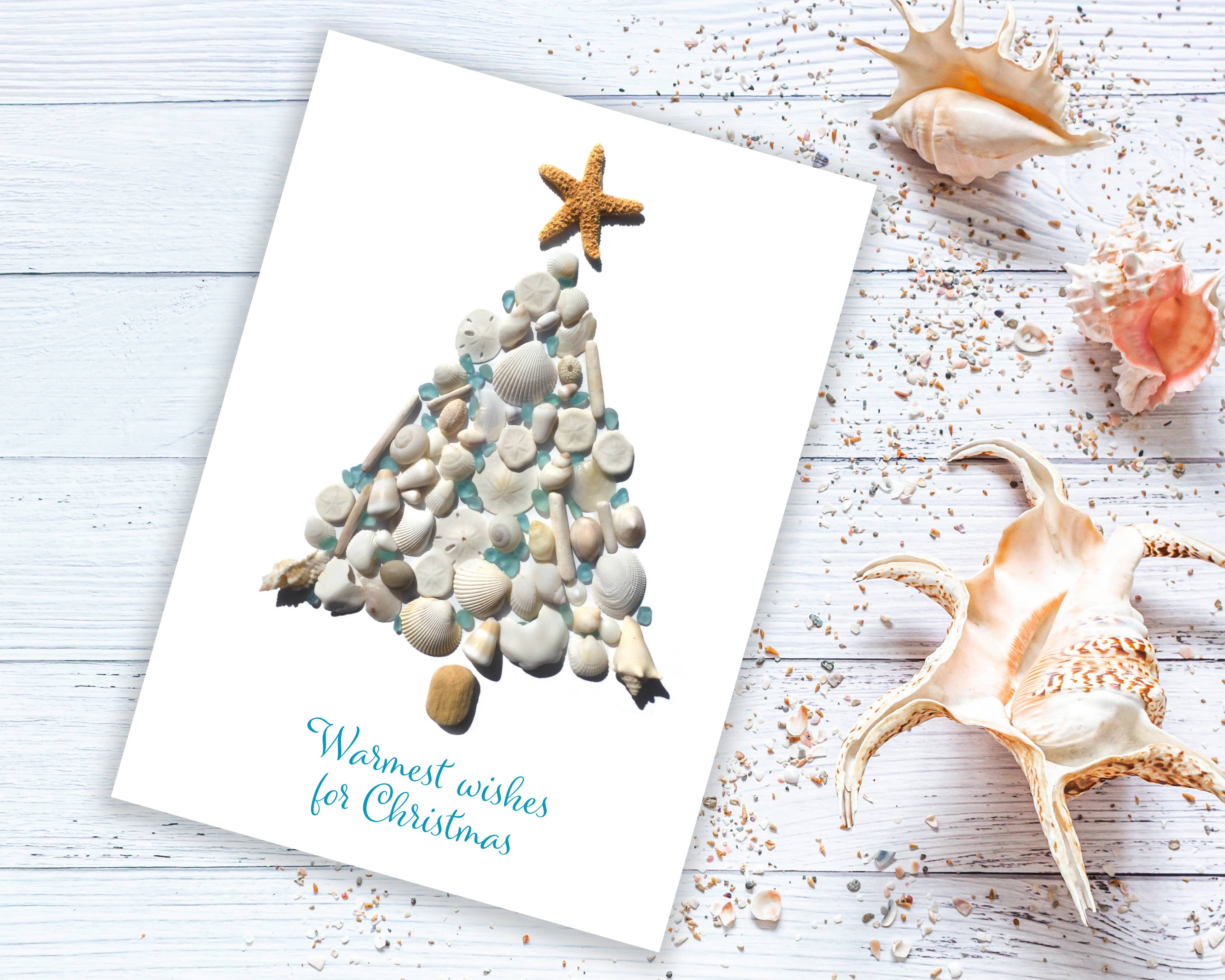 Beachcombing / Etched by the Sea – Großhandel Weihnachtskarte – White Seashells und Sea Glass Tree Weihnachtskarte1