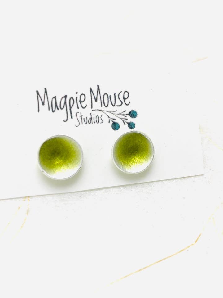 Boucles d'oreilles clous - Émail vert olive 11 mm pour la vente par Magpie Mouse Studios