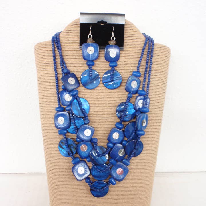 PERLES DE COCO BLEUES 3 BRINS AVEC BOIS ROND ET COQUILLAGES 21043 pour la vente par International Duru's