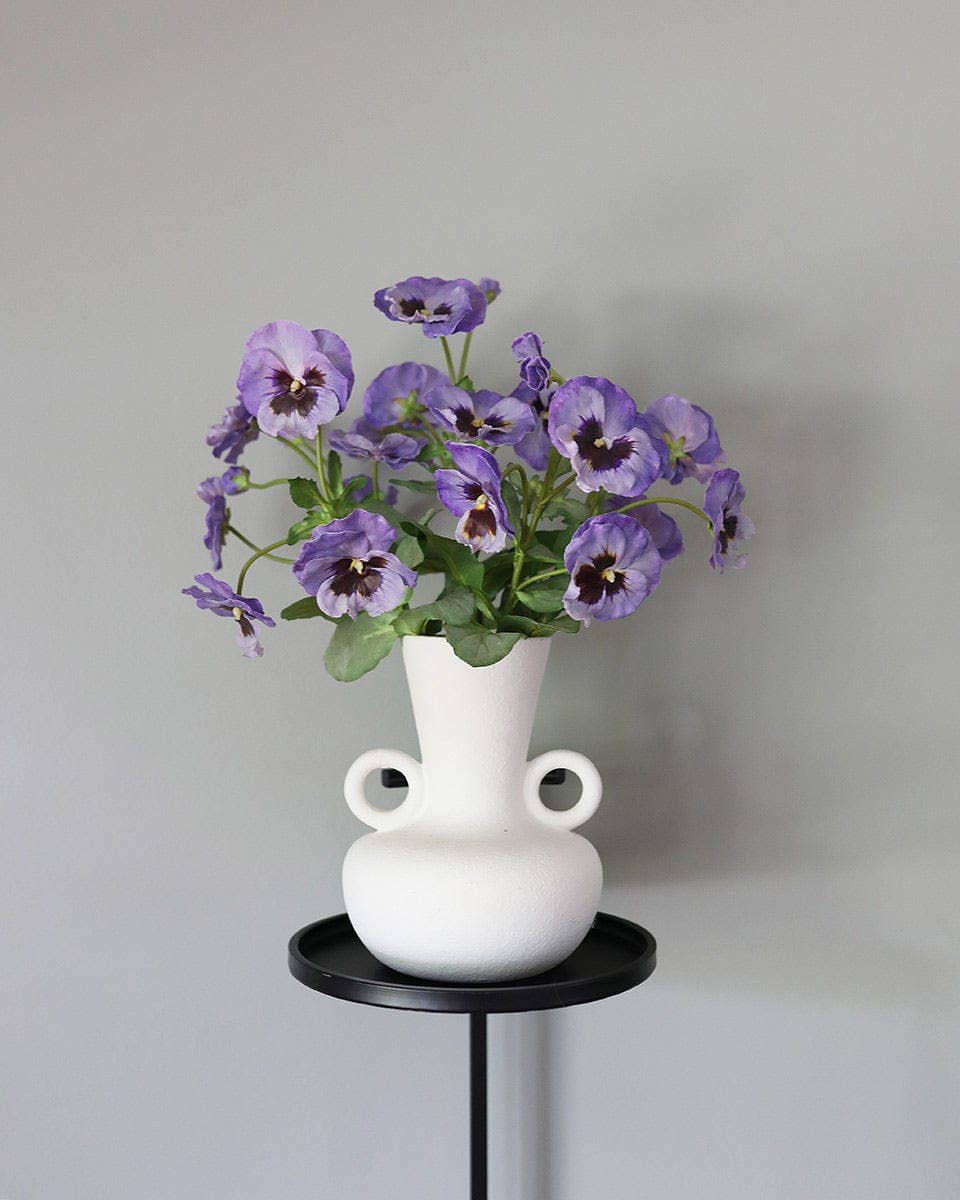 Prestige Botanicals – Großhandel Künstliche Blumen – Lavendelviolette Seidenstiefmütterchen 21"1