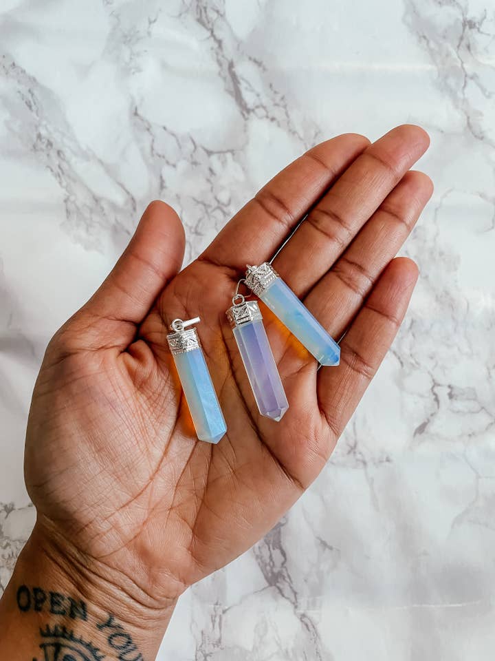 Colgante envuelto en alambre con punta de opalita para venta al por mayor de Peach and Pixie