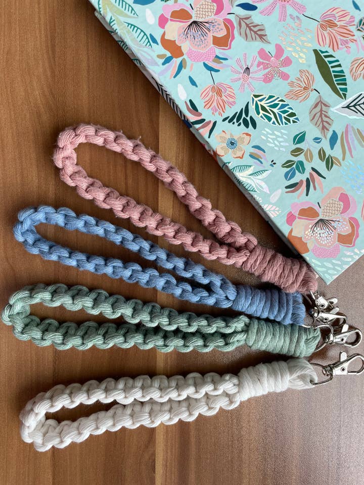 Porte-clés Boho Macramé, accessoires en macramé pour elle pour la vente par Monsteras and Macrame