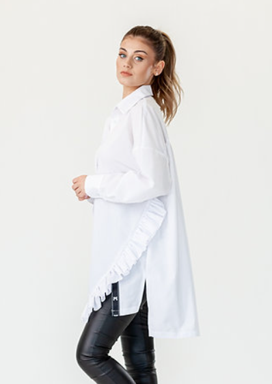 Dora Guimarães – wholesale Tröja med knappar – Dam – Karlie oversized skjorta med långa ärmar och volangdetaljer2