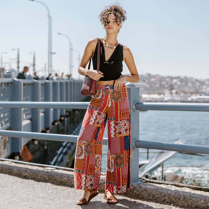 Pantalon à taille haute à coupe ample à motifs rouges Palazzo pour la vente par Los Banditos