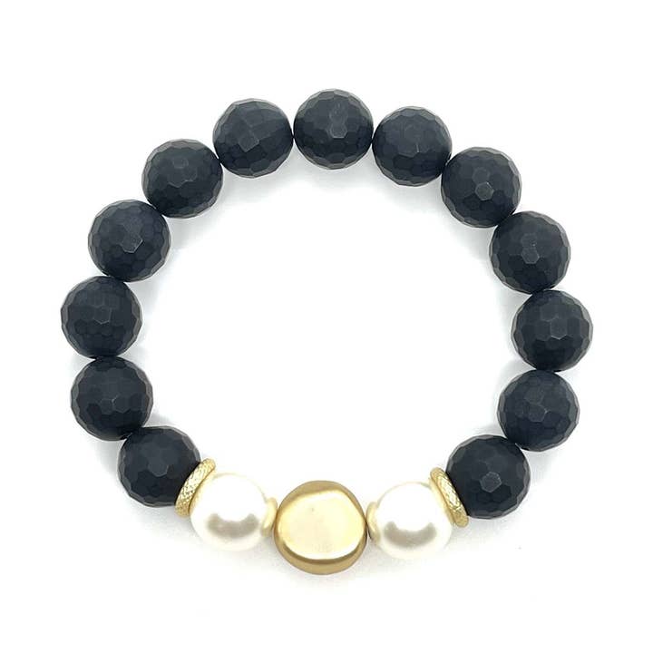 Bracelet extensible en or mat orné d'onyx et de perles pour la vente par Deborah Grivas Designs