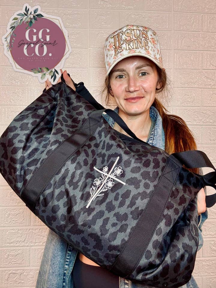 Floral Cross Geborduurde Reistas – Geloof + Functionaliteit voor wholesale door Gospel Gear Co