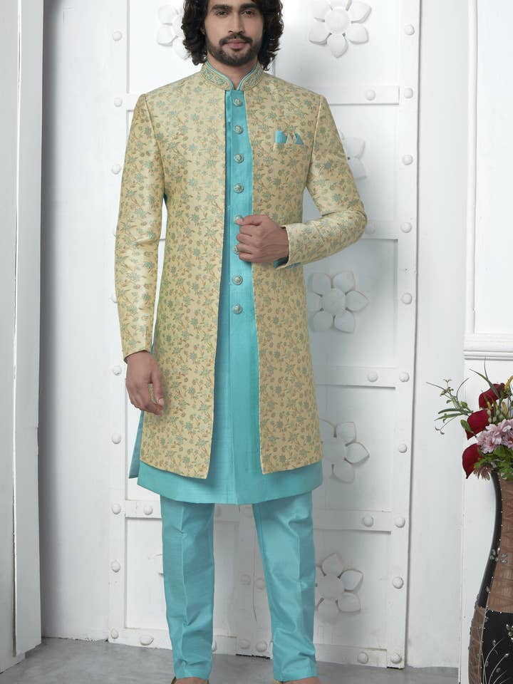 Beige Jacquard Silke Indo Western Jakkesæt Lang Kurta med Jakke & Bukser til Mænd til Bryllup - Jacquard Arbejde for engroshandel hos HATKE BRIDE