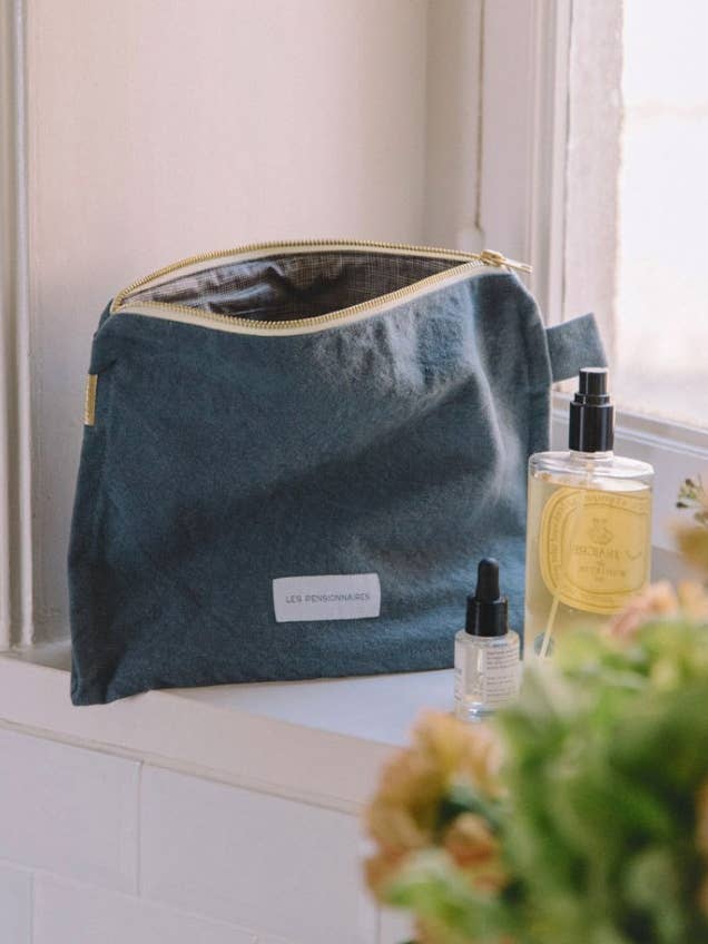 Toilettas van biologisch katoenen canvas in Horizonblauw voor wholesale door Les Pensionnaires