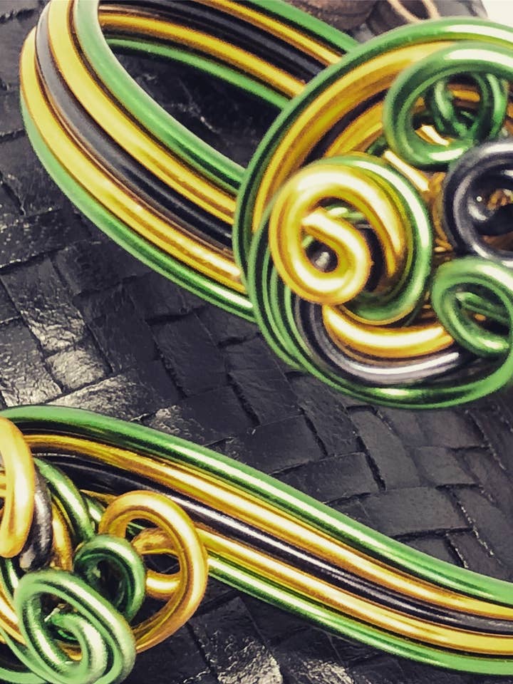 Bracciale giamaicano in nero, verde e oro per la vendita all'ingrosso da parte di Jewelry With Me