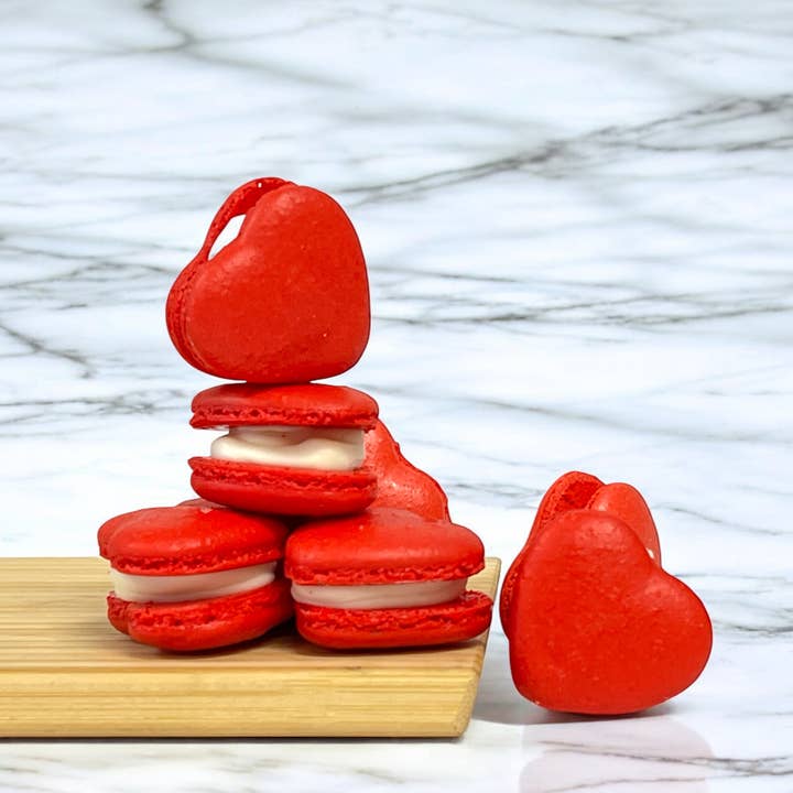 macaron centrale - Wholesale Cookie - Red Heart French Macarons - White Chocolate Flavor 2
