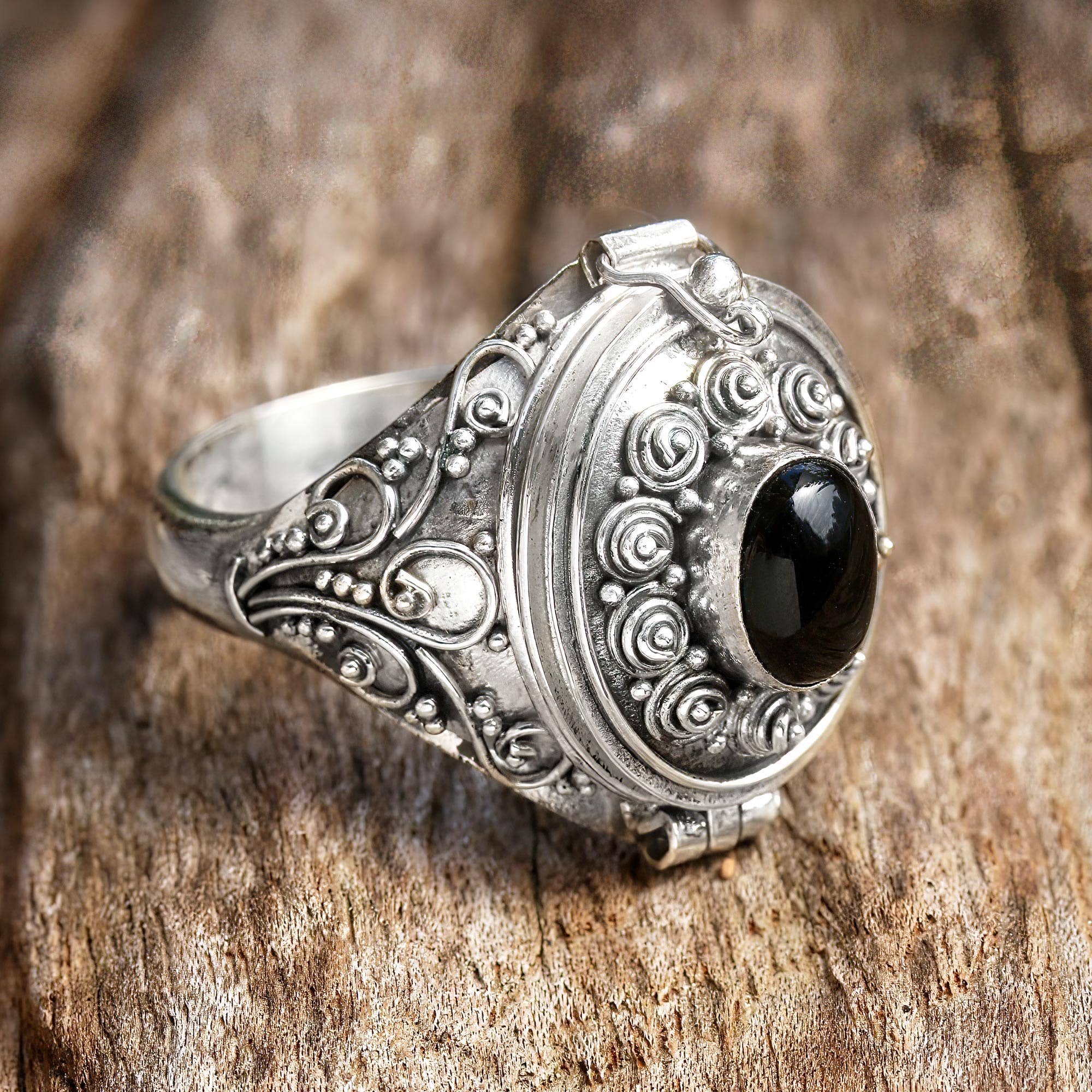 Noir Bague médaillon cœur en onyx fait main par Novica en vente sur Faire1