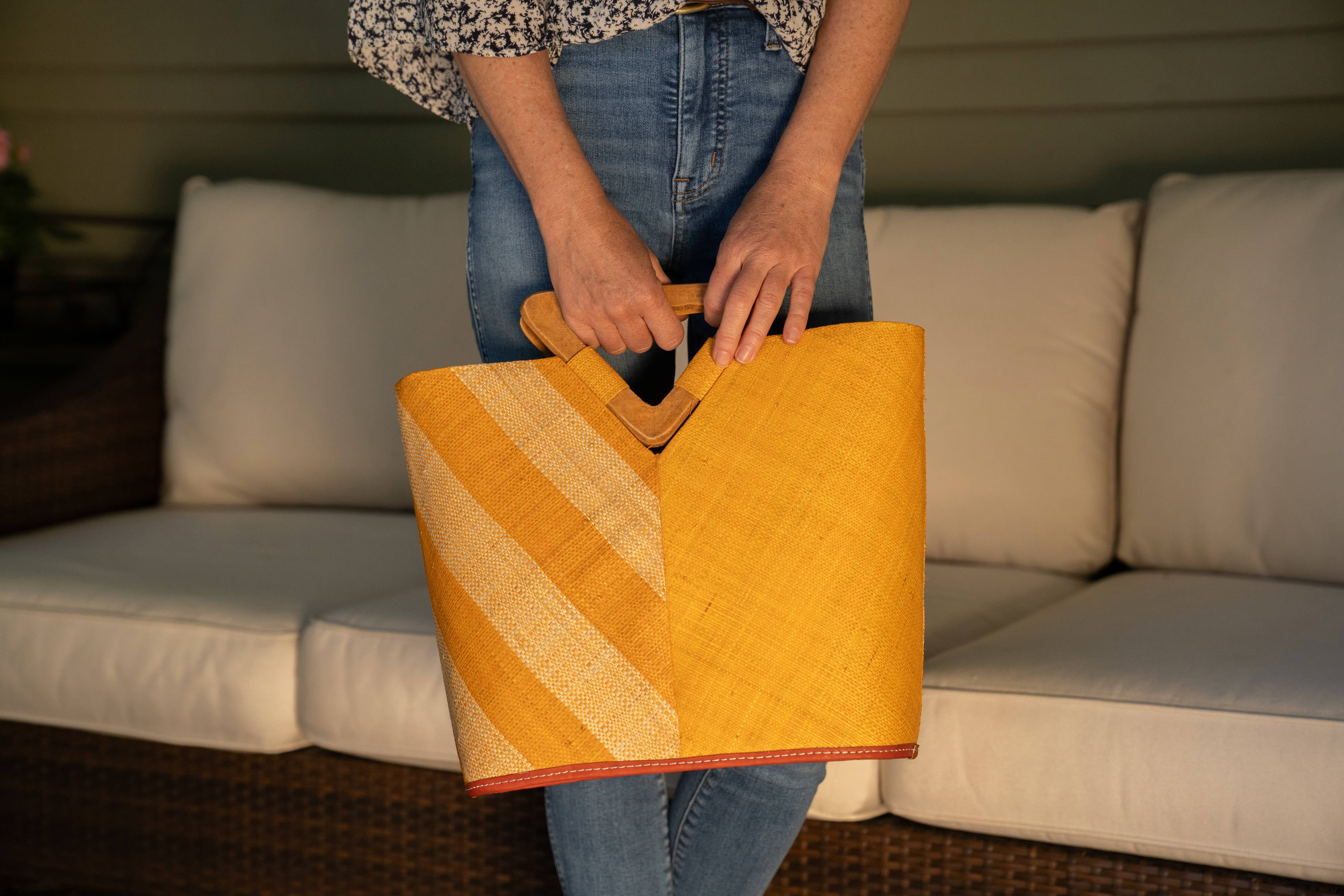 Shebobo – Großhandel Henkeltasche – Damen – Shebobo Strohtasche Zuki in Zweifarbig mit dreieckigen Holzgriffen1