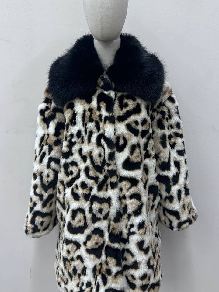 GIACCA IN ECO PELLICCIA MACULATA per la vendita all'ingrosso da parte di Kis 2