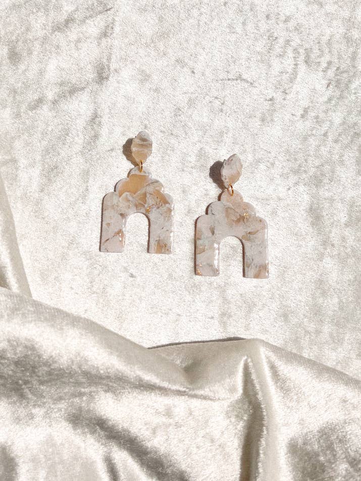 Chantelle en fausse pierre neutre pour la vente par Corvega Clay Goods