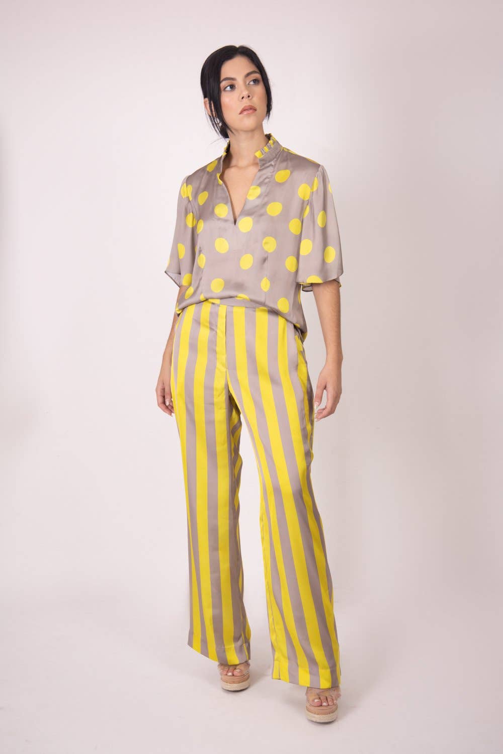 Martha Sevcik – Engroshandel Bukser - Dame – Silke Bukser - Lodret Grå og Gul Striber