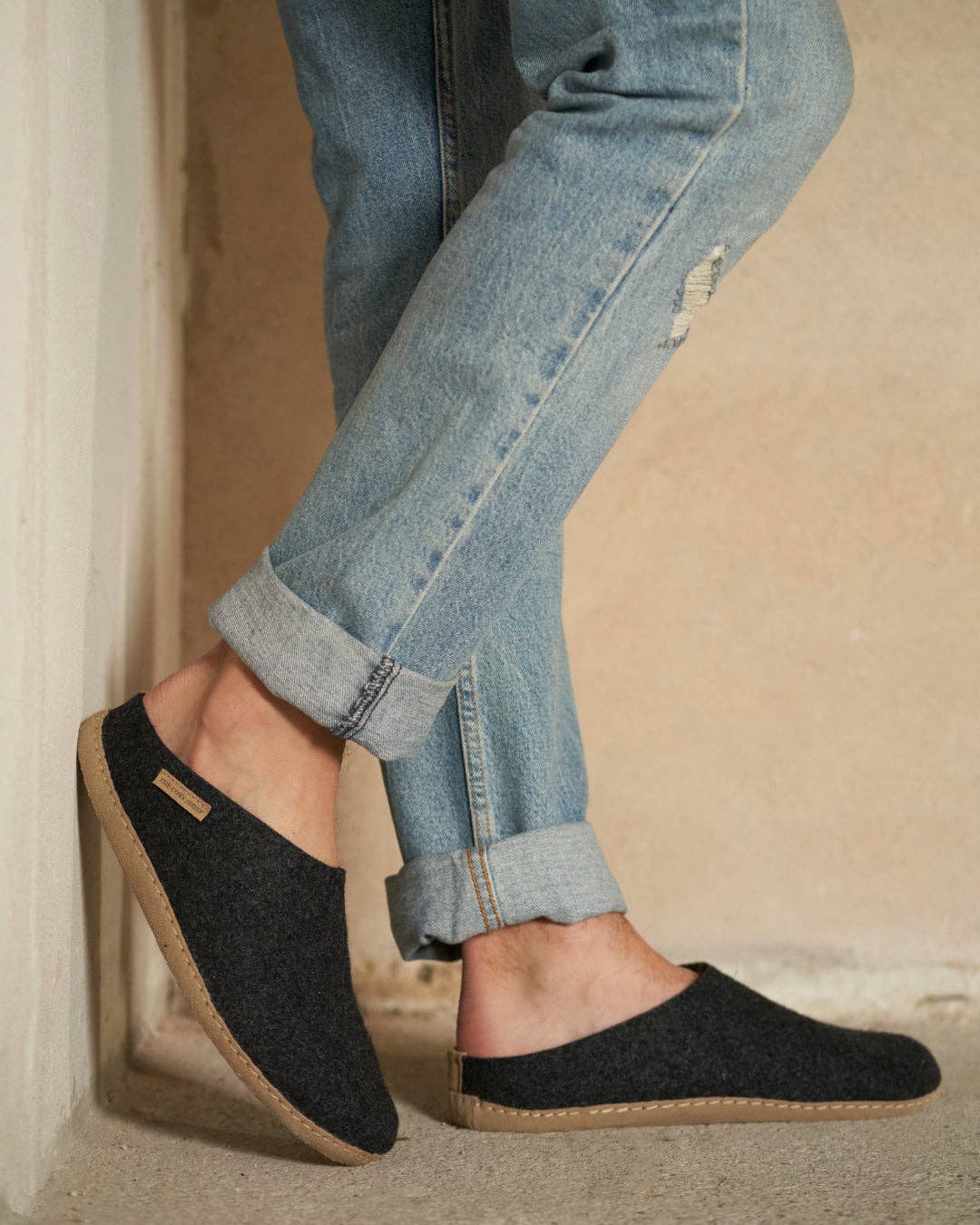 The Cozy Sheep - Wholesale Slides - Women's - Felted slippers with leather sole — Dark grey1