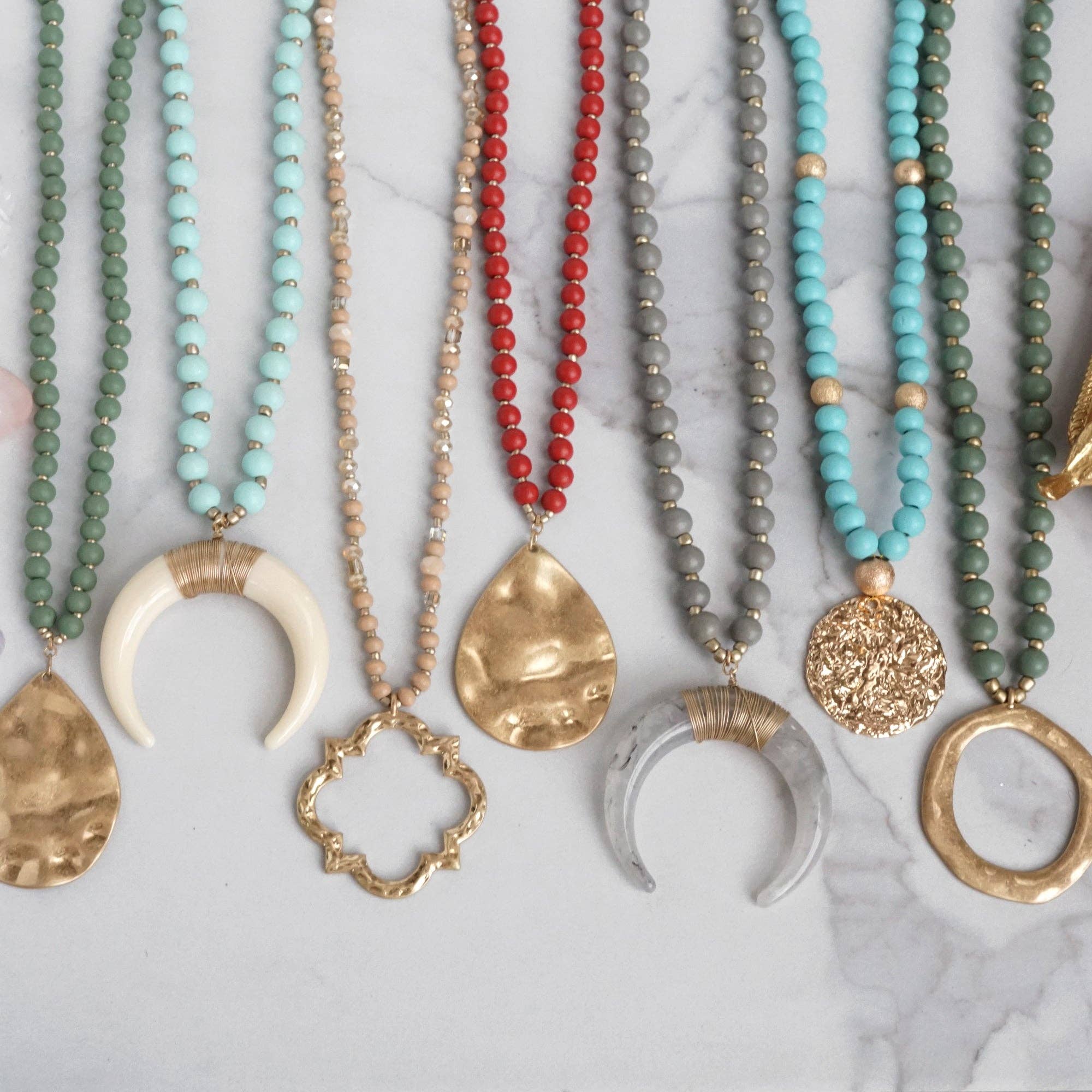 PennyLine inc - Vente Colliers à pendentif - Collier long en perles de bois avec cercle doré - vert olive1