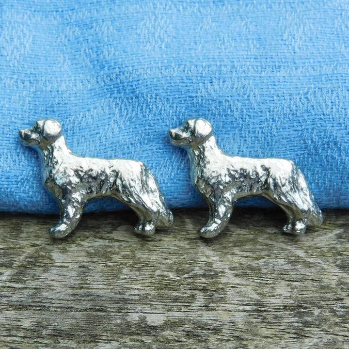 Abotoaduras de estanho Retriever lançadas à mão por William Sturt por atacado de William Sturt Fine Pewter