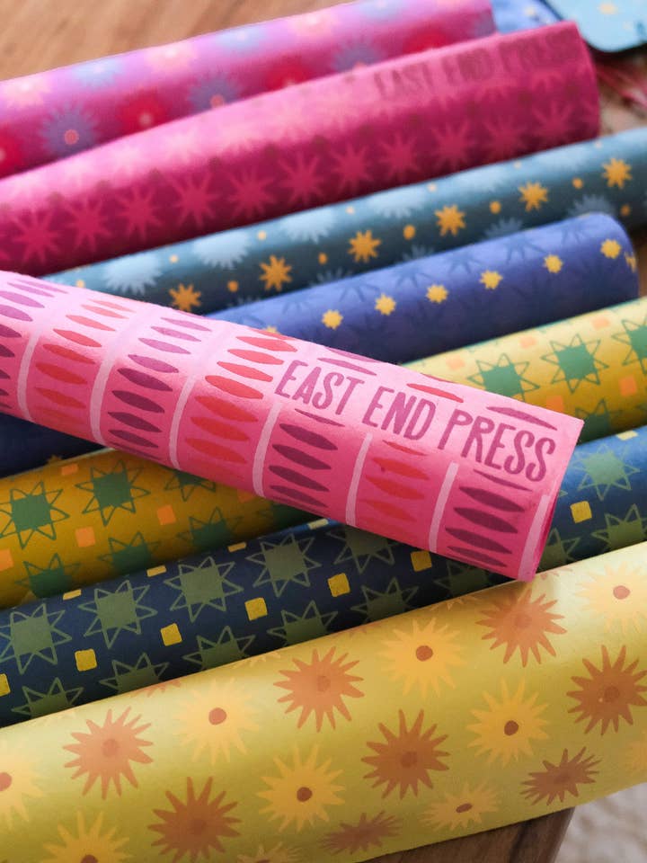 Papier cadeau à rayures roses pour la vente par East End Press