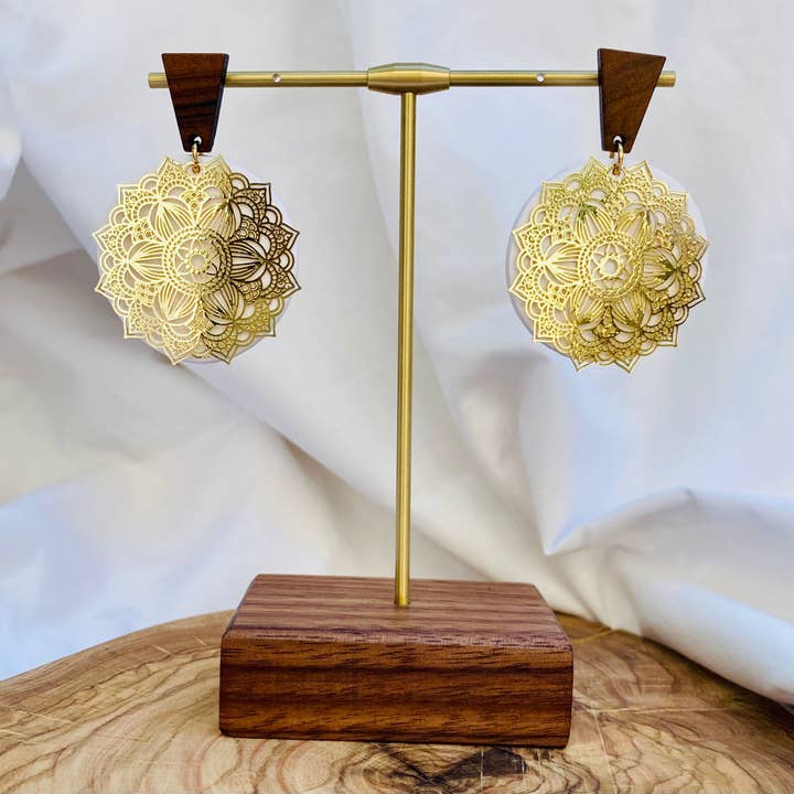 Mandala-Ohrring in Weiß und Gold für den Großhandel von Day Made Designs