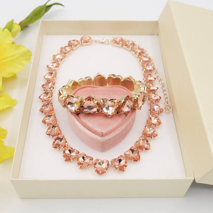 SALMON LUCE HEARTS Roséguld SET - Halsband, örhängen och armband med fasetterade stenar för wholesale på Faire