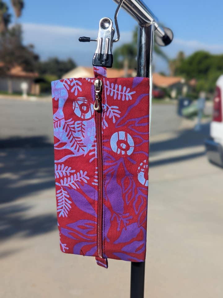 Pochette faite main (violet) pour la vente par Teranga Market