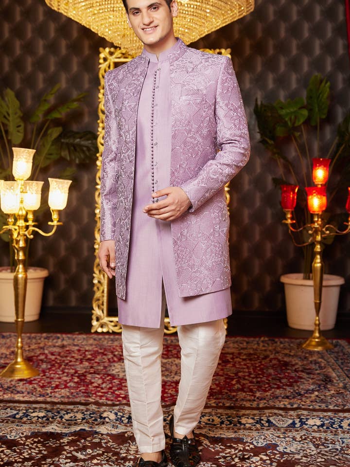 Sherwani tradizionale indo-occidentale in seta d'arte color lilla chiaro, lunga kurta e pantaloni per uomo per matrimonio - Lavoro di ricamo per la vendita all'ingrosso da parte di HATKE BRIDE