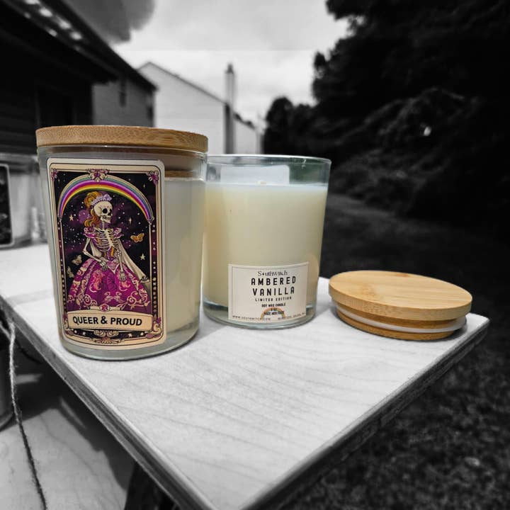 Queer & Stolt – Sojaljus med doft av bärnstensvanilj för wholesale av SouthWitch