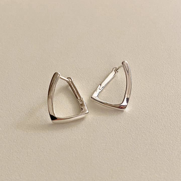 Sterling sølv snoet firkantet huggie hoop øreringe for engroshandel hos Cult Mystique