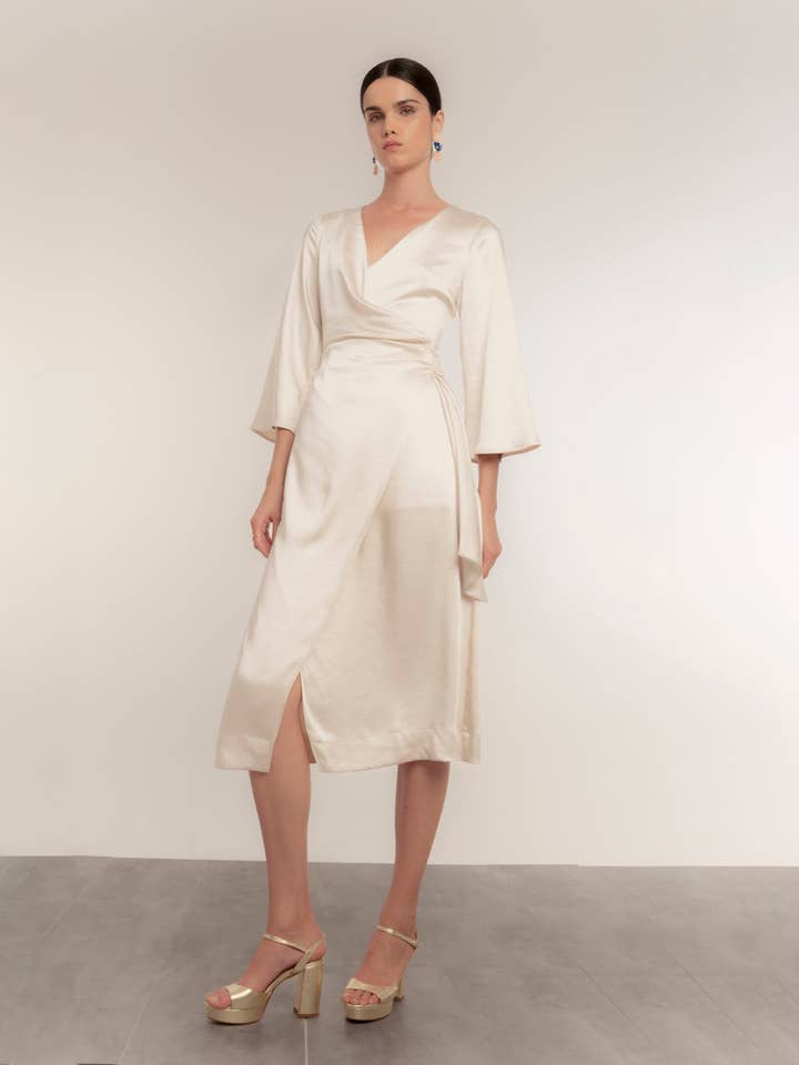 Ecrufarbenes Kimono-Midikleid für den Großhandel von Dolores Promesas