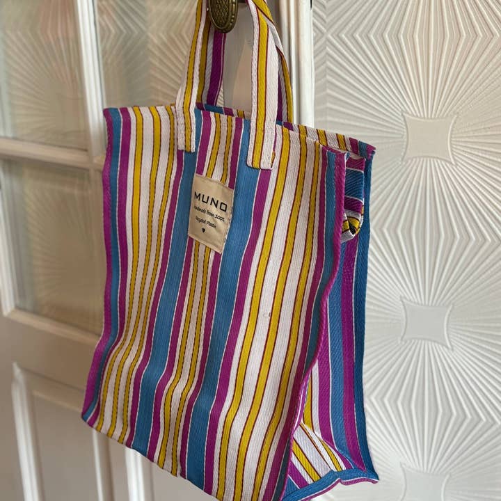 Handgjord shoppingväska i återvunnen nylon – blå och lila för wholesale av Muno