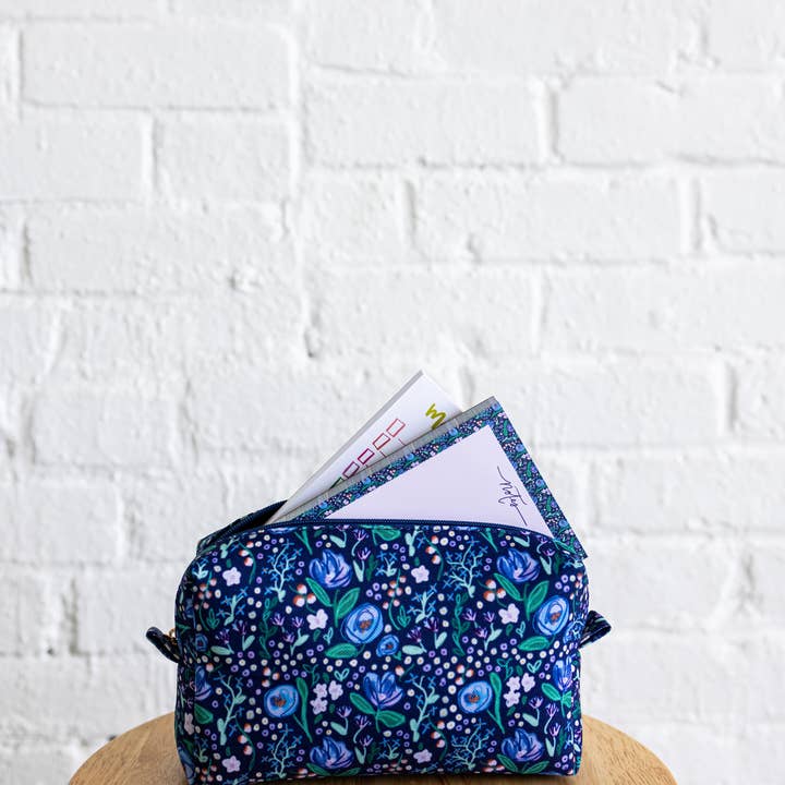 Anna Whitham Co. – estojo - Mulher por atacado – Bolsa Alison Floral com Zíper | Bolsa com zíper | Organizador Floral1