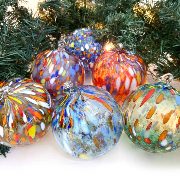 Mazzega Art & Design – wholesale Prydnadsset – Glaskulor "I Colori di Murano" set med 6 stora färgade handgjorda blåsta glaskulor Ornamentala Juldekorationer för Julgran med Hängring Ø 9 cm.