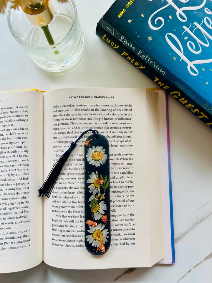 Resin Floral Navy Daisy Bookmark for wholesale by Jen Lashua | Home Decor & Gifts