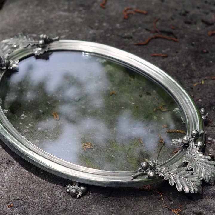 Plateau ovale en verre Acorn & Oak Leaf pour la vente par Vagabond House