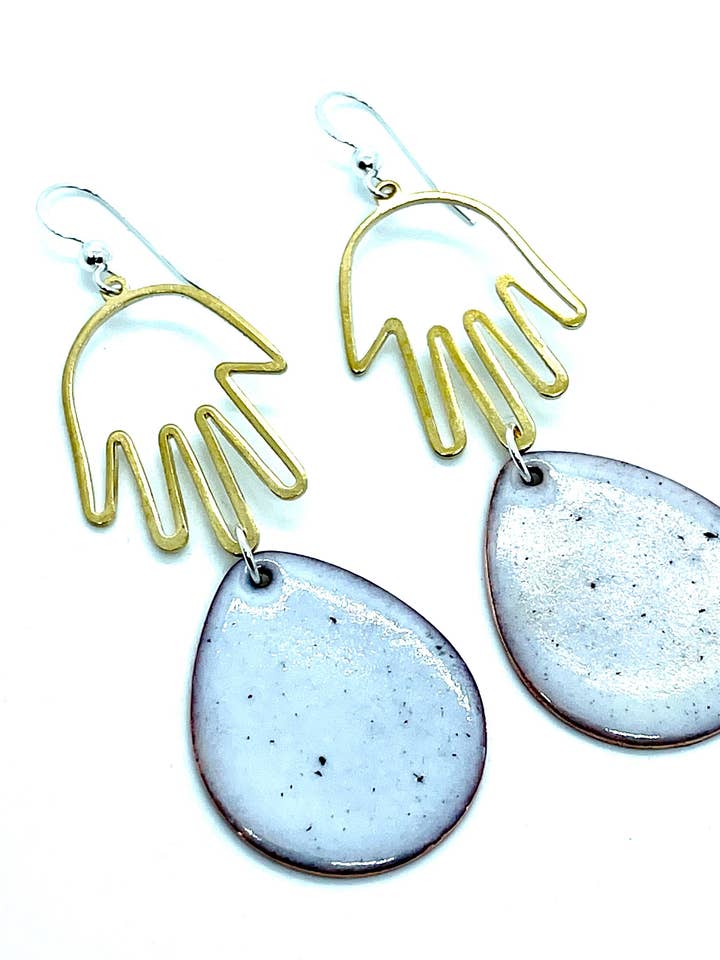BOUCLES D'OREILLES ÉMAIL HAPPY HANDS CLUB pour la vente par Union Studio Metals