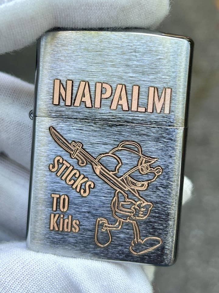 Napalm haftet an Kindern Zippo-Feuerzeug Vietnamkrieg Replik | Edelstahl Chrom | USA für den Großhandel von Defcon Supply