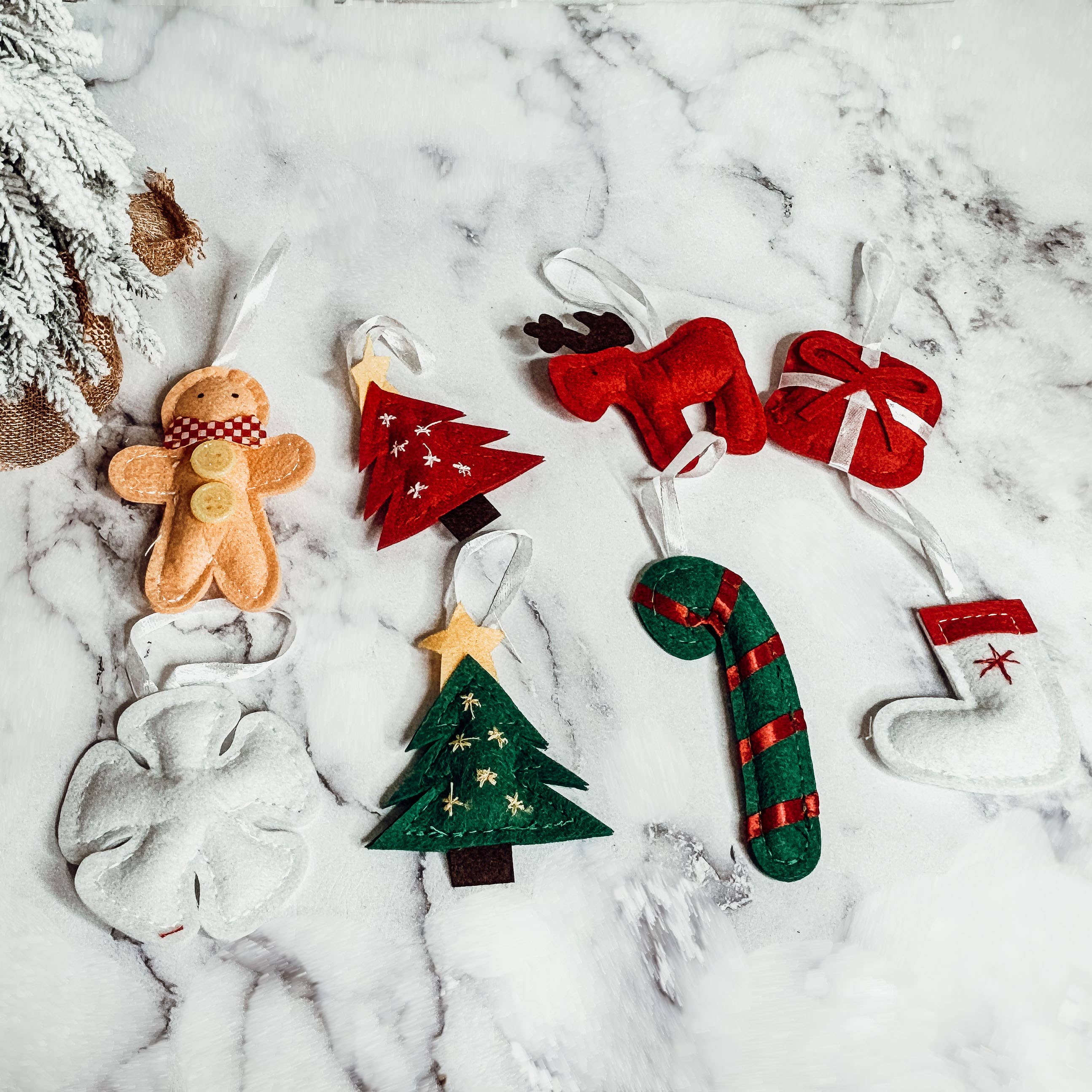 Gia Roma – Großhandel Adventskalender – Wiederverwendbarer Adventskalender aus Filz mit hängenden Plüschornamenten29