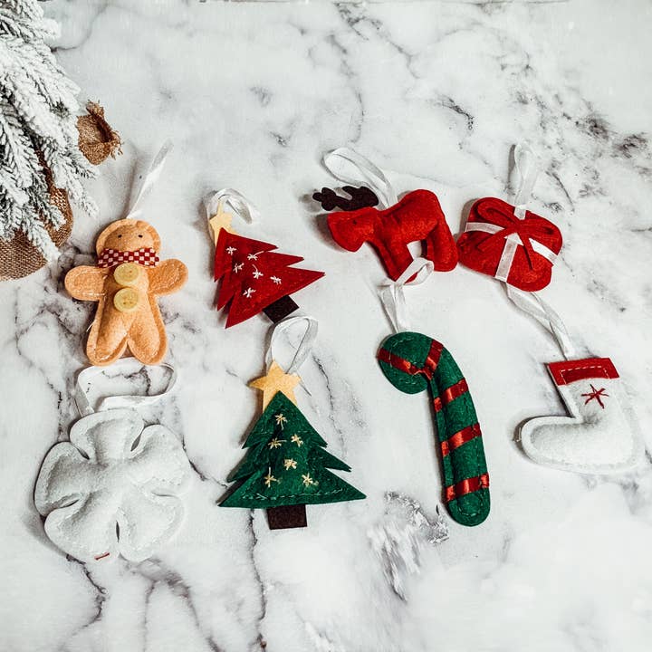 Gia Roma – Großhandel Adventskalender – Wiederverwendbarer Adventskalender aus Filz mit hängenden Plüschornamenten29