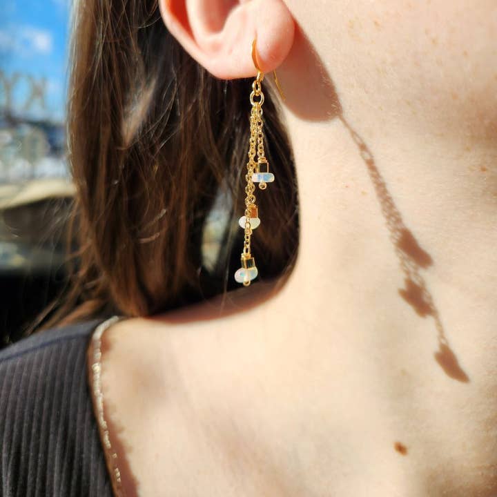 Etiopisk Opal Triple Guld Kæde Øreringe for engroshandel hos Edgy Petal Jewelry