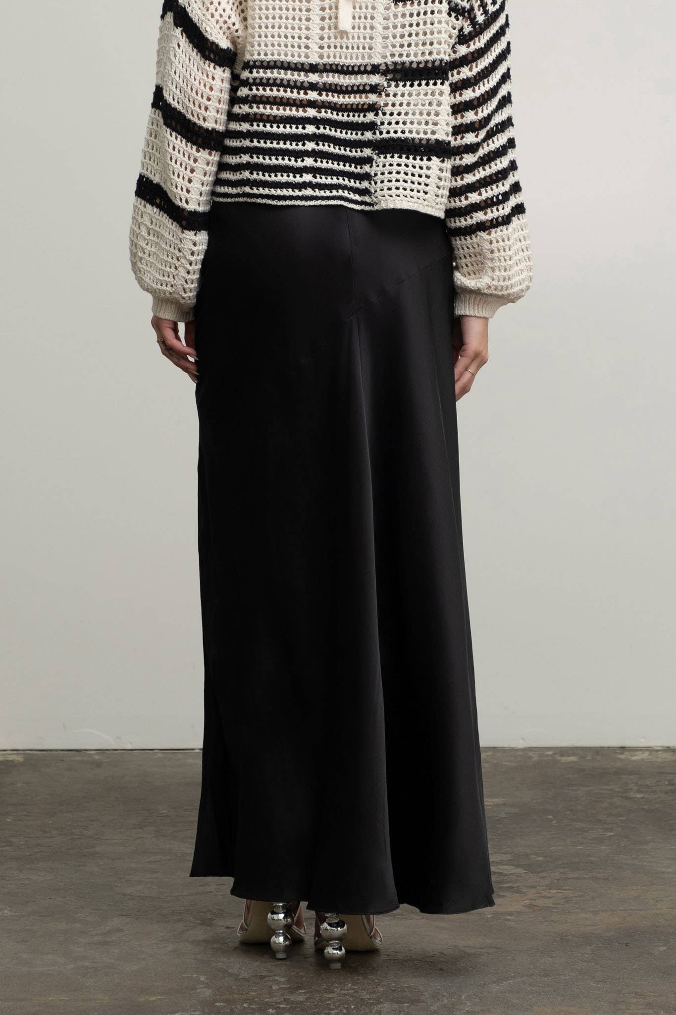 Blu Pepper - Vendita all'ingrosso Gonna - Donna - Gonna midi asimmetrica in raso con spacco laterale19