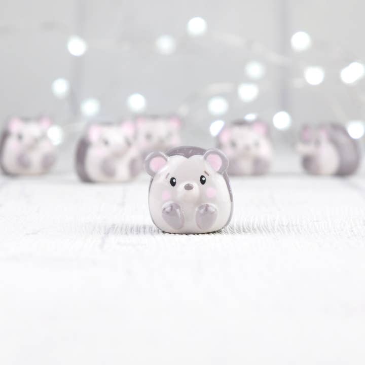 Pikou le hérisson - miniature céramique signée pour la vente par Gwenngwenn