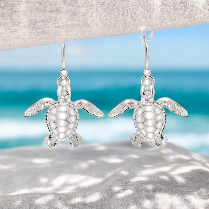 Orecchini a Goccia con Tartaruga Marina Baby – Collezione Vita Marina - Argento Sterling per la vendita all'ingrosso da parte di Big Blue by Roland St John
